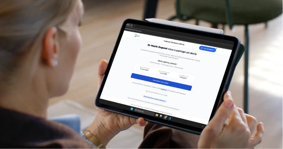 Patiente consultant son devis sur une tablette