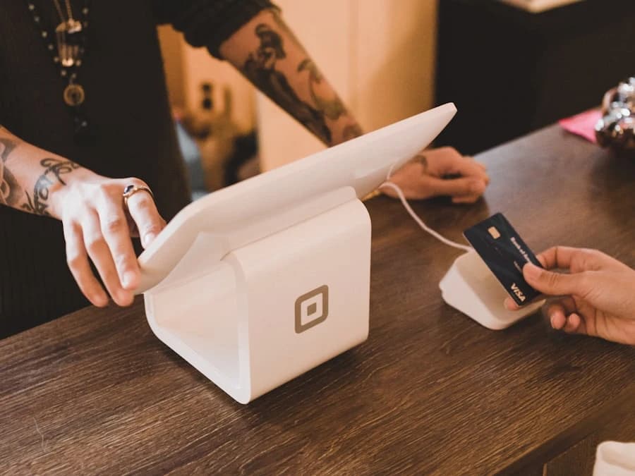 Patient réglant par carte bancaire au comptoir